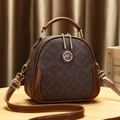 Bolso tipo concha marrón clásico con monograma en cuero vintage y correa ajustable - café