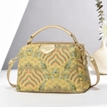 Elegante borsa a mano in broccato dorato con motivi paesaggistici e manico in pelle - Oro