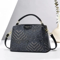 Elegante borsa a mano da donna con motivo a nuvole cinesi e dettagli dorati - Nero