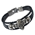 Detailansicht eines schwarzen Lederarmbands mit geflochtenem Muster und Cowboy-Totenkopf - Skelett mit Hut