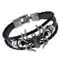 Detailansicht eines schwarzen geflochtenen Lederarmbands mit silbernem Spinnenanhänger - Spinnen-Anhänger