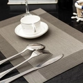 Grijs rechthoekig geweven PVC placemat met elegant zilveren bestek op donkere tafel - Diagonale Stijl / Grijs