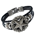 Detail eines schwarzen Lederarmbands mit einem Vintage-Silberstern und Metallperlen - Pentagramme