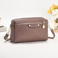 Détails du sac à bandoulière violet en cuir grainé avec gaufrage à rayures verticales - Violet