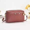 Borsa a tracolla in pelle color malva con motivo a righe e dettagli metallici dorati - Rosa