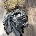 Sciarpa classica in cotone a righe bianche e nere con nappe su legno vintage - 205cmx75cm / Nero
