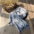 Sciarpa di cotone a righe azzurro e beige con frange su superficie di legno - 205cmx75cm / Celeste