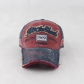 Detailansicht der Vintage-Baseballkappe mit Rock Shank-Stickerei und 1969 Used-Look-Effekt - Verstellbar / Burgunderrot