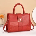 Borsa a mano rosso intenso con trama a coccodrillo ed elegante chiusura a girello - Rosso