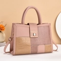 Sac à main chic bicolore rose et beige avec texture crocodile et détails dorés - Rose