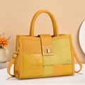 Dettaglio borsa tote in pelle gialla e lime con motivo a coccodrillo e fibbia dorata - Giallo Brillante