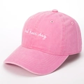 Casquette de baseball en coton rose délavé avec broderie Bad Hair Day vue de face à 45° - Rose
