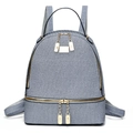 Vista frontale di uno zaino in twill azzurro con hardware dorato e manico superiore - 24cmx12cmx28cm / Blu scuro