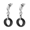 Détail de boucles d'oreilles pendantes en céramique noire et acier argenté - Noir