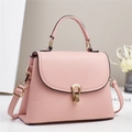 Sac à main rose en cuir texturé avec fermoir doré en U et bandoulière réglable - Rose
