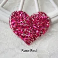 Vista macro di un accessorio a cuore in resina glitterata rosso rosa su pizzo bianco - 3.7*3.2cm / Rosa Rossa