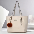 Detalle del bolso beige en cuero granulado con hebilla dorada y colgante de felpa marrón - Blanco Roto