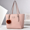 Rosafarbene Shopper-Tasche aus Leder mit Fashion-Tag und braunem Bommelanhänger - Rosa