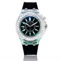 Detail einer Geneva Sportuhr mit Strass-Lünette und schwarzem Silikonarmband - Schwarz