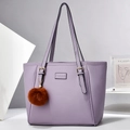 Elegante bolso tote morado con patrón de lichi, colgante de felpa y placa de metal - Morado