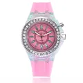 Makroaufnahme der rosa LED-Sportuhr mit Strass-Lünette und transparentem Silikonband - Rosa