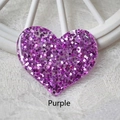 Dettaglio macro dell'accessorio in resina con glitter viola a forma di cuore - 3.7*3.2cm / Viola