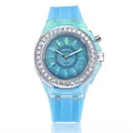 Details der hellblauen transparenten LED-Uhr mit Strasssteinen und Leuchtzeigern - Himmelblau
