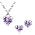 Elegantes Schmuckset mit silberner Herz-Halskette und lila Edelstein-Ohrringen auf weißem Grund - Silber Stil (399-38-60) / Hellviolett