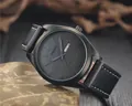 Detalle de reloj deportivo SMEETO para hombre con correa de cuero negro y doble fecha - Negro
