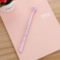 Stylo gel chat rose avec empreintes de pattes posé sur un carnet Melody of Youth - Rose - Encre Noire