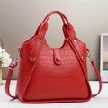 Elegante borsa a mano rossa con motivo a coccodrillo, finiture argento e tracolla - Rosso