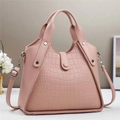 Elegante borsa a mano rosa con trama a coccodrillo, manici e tracolla regolabile - Rosa
