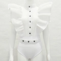 Detail van witte mouwloze bodysuit met ruches en metalen drukknopen op een etalagepop - S / Wit