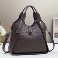 Elegante borsa a mano marrone scuro in pelle goffrata coccodrillo con manici in metallo - caffè