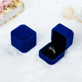 Dettaglio della scatola per anelli in velluto blu scuro chiusa e aperta con supporto - Blu