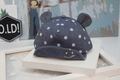 Détail d'une casquette bébé en denim à pois blancs avec petites oreilles et broderie - Bleu Marine Maille