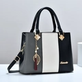 Sac bandoulière chic à rayures tricolores pour femme avec pompon et perle élégants - Noir