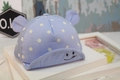 Détail de casquette bébé à pois blancs avec petites oreilles et broderie sourire - Bleu Maille
