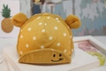 Détail du bonnet jaune à pois pour bébé avec visière souple et broderie visage souriant - Jaune Maille