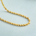 Elegante goldene Halskette mit Wasserwellen-Gliedern und glänzendem Metalldetail - 2mm Wasserwellenkette