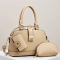 Détail de l'ensemble de 3 sacs en cuir beige à texture litchi avec finitions dorées - Kaki