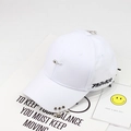 Detalle de gorra de béisbol blanca con anillos metálicos en la visera y pin decorativo - Ajustable / Blanco con anillos de metal