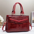 Elegante borsa a mano rossa effetto coccodrillo con finiture dorate e tracolla regolabile - Rosso