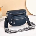 Dettaglio borsa blu navy con texture martellata, zip argento e tracolla a motivi - Blu