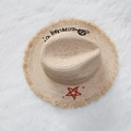 Sombrero de paja rafia natural con bordado de estrella, letras y borde con flecos - M (56-58cm) / Tostado