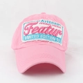 Dettaglio cappello rosa effetto invecchiato con ricamo vintage Arizona Featur e bordi sfrangiati - Regolabile / Rosa
