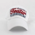 Dettaglio del ricamo Featur multicolore su cappellino da baseball retrò in cotone bianco - Regolabile / Bianco