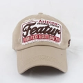 Dettaglio del ricamo Arizona vintage e della toppa 76 sul cappellino in cotone lavato kaki - Regolabile / Cachi