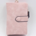 Kurze matte hellrosa Damen-Geldbörse, dreifach faltbar mit Druckknopf und Metallring - Rosa