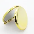 Miroir de maquillage rond et pliable en métal doré poli avec un design à double face - Doré